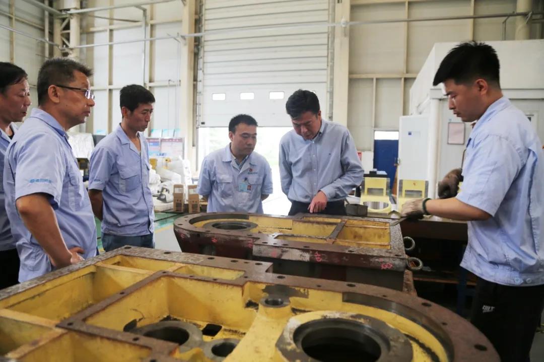 嚴鑒鉑董事長深入本部生產(chǎn)一線調(diào)研指導工作