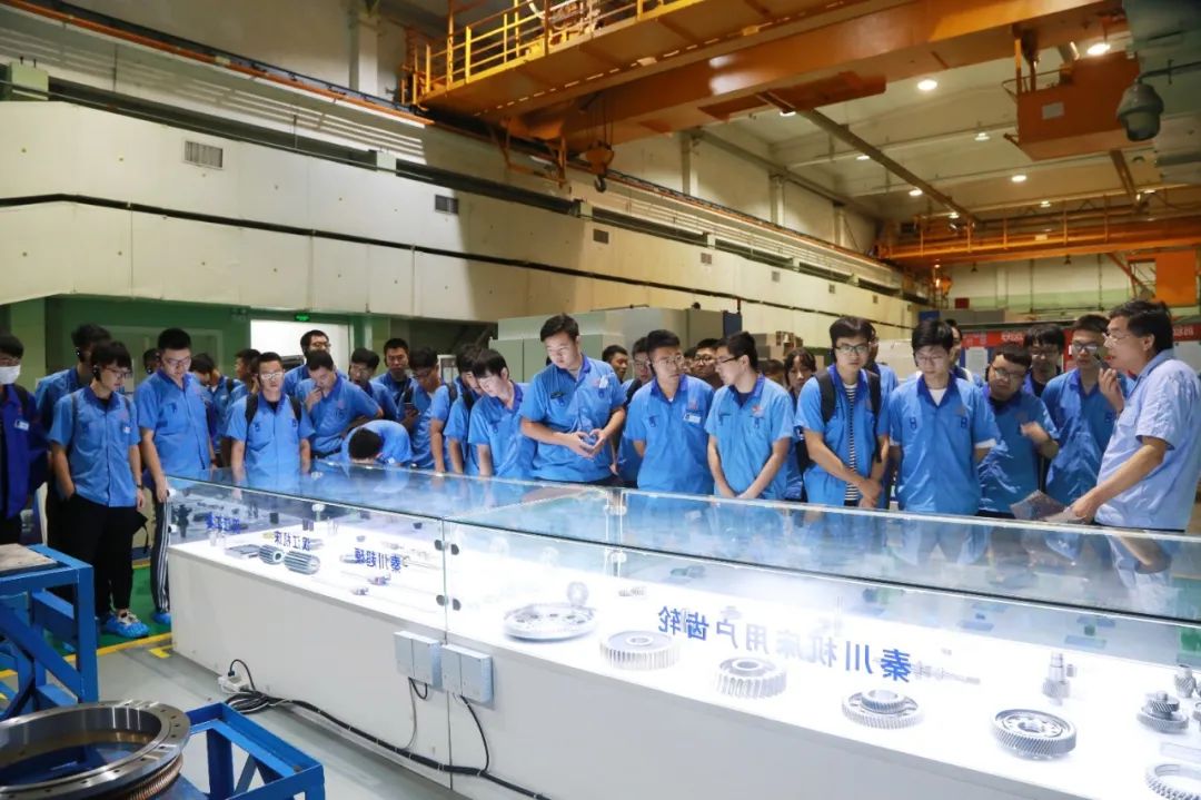 法士特汽車傳動工程研究院組織新員工到秦川集團(tuán)參觀學(xué)習(xí)